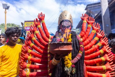 Kulashekharapatnam, Tamilnadu, Hindistan - 12 Ekim 2024: Kulasai, Hint Hindu ressam portresi ve kulasai dasara festivalinin ayinlerini gerçekleştirmek için bir tarikat karakteri gibi giyinmiş.