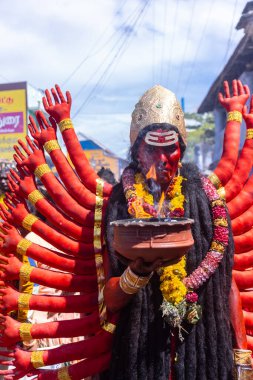 Kulashekharapatnam, Tamilnadu, Hindistan - 12 Ekim 2024: Kulasai, Hint Hindu ressam portresi ve kulasai dasara festivalinin ayinlerini gerçekleştirmek için bir tarikat karakteri gibi giyinmiş.