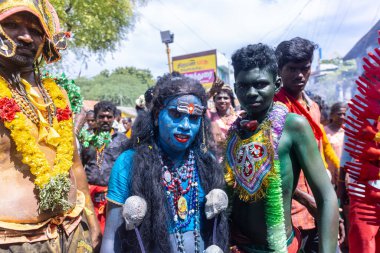 Kulashekharapatnam, Tamilnadu, Hindistan - 12 Ekim 2024: Kulasai, Hint Hindu ressam portresi ve kulasai dasara festivalinin ayinlerini gerçekleştirmek için bir tarikat karakteri gibi giyinmiş.