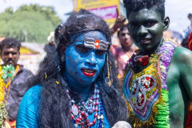 Kulashekharapatnam, Tamilnadu, Hindistan - 12 Ekim 2024: Kulasai, Hint Hindu ressam portresi ve kulasai dasara festivalinin ayinlerini gerçekleştirmek için bir tarikat karakteri gibi giyinmiş.