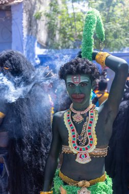 Kulashekharapatnam, Tamilnadu, Hindistan - 12 Ekim 2024: Kulasai, Hint Hindu ressam portresi ve kulasai dasara festivalinin ayinlerini gerçekleştirmek için bir tarikat karakteri gibi giyinmiş.