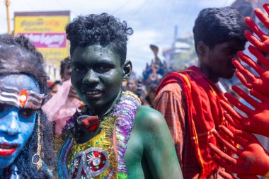 Kulashekharapatnam, Tamilnadu, Hindistan - 12 Ekim 2024: Kulasai, Hint Hindu ressam portresi ve kulasai dasara festivalinin ayinlerini gerçekleştirmek için bir tarikat karakteri gibi giyinmiş.