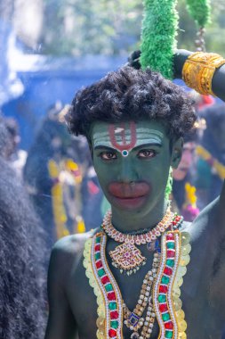 Kulashekharapatnam, Tamilnadu, Hindistan - 12 Ekim 2024: Kulasai, Hint Hindu ressam portresi ve kulasai dasara festivalinin ayinlerini gerçekleştirmek için bir tarikat karakteri gibi giyinmiş.