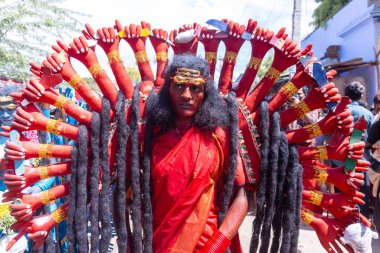 Kulashekharapatnam, Tamilnadu, Hindistan - 12 Ekim 2024: Kulasai, Hint Hindu ressam portresi ve kulasai dasara festivalinin ayinlerini gerçekleştirmek için bir tarikat karakteri gibi giyinmiş.