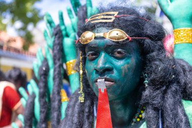 Kulashekharapatnam, Tamilnadu, Hindistan - 12 Ekim 2024: Kulasai, Hint Hindu ressam portresi ve kulasai dasara festivalinin ayinlerini gerçekleştirmek için bir tarikat karakteri gibi giyinmiş.