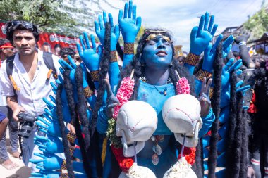 Kulashekharapatnam, Tamilnadu, Hindistan - 12 Ekim 2024: Kulasai, Hint Hindu ressam portresi ve kulasai dasara festivalinin ayinlerini gerçekleştirmek için bir tarikat karakteri gibi giyinmiş.