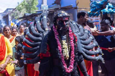 Kulashekharapatnam, Tamilnadu, Hindistan - 12 Ekim 2024: Kulasai, Hint Hindu ressam portresi ve kulasai dasara festivalinin ayinlerini gerçekleştirmek için bir tarikat karakteri gibi giyinmiş.