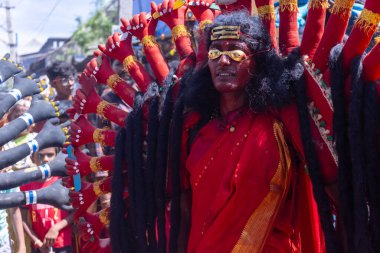 Kulashekharapatnam, Tamilnadu, Hindistan - 12 Ekim 2024: Kulasai, Hint Hindu ressam portresi ve kulasai dasara festivalinin ayinlerini gerçekleştirmek için bir tarikat karakteri gibi giyinmiş.