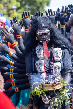 Kulashekharapatnam, Tamilnadu, Hindistan - 12 Ekim 2024: Kulasai, Hint Hindu ressam portresi ve kulasai dasara festivalinin ayinlerini gerçekleştirmek için bir tarikat karakteri gibi giyinmiş.