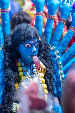 Kulashekharapatnam, Tamilnadu, Hindistan - 12 Ekim 2024: Kulasai, Hint Hindu ressam portresi ve kulasai dasara festivalinin ayinlerini gerçekleştirmek için bir tarikat karakteri gibi giyinmiş.