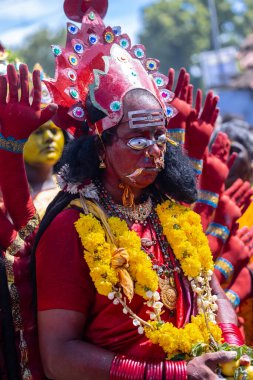 Kulashekharapatnam, Tamilnadu, Hindistan - 12 Ekim 2024: Kulasai, Hint Hindu ressam portresi ve kulasai dasara festivalinin ayinlerini gerçekleştirmek için bir tarikat karakteri gibi giyinmiş.