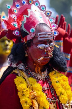 Kulashekharapatnam, Tamilnadu, Hindistan - 12 Ekim 2024: Kulasai, Hint Hindu ressam portresi ve kulasai dasara festivalinin ayinlerini gerçekleştirmek için bir tarikat karakteri gibi giyinmiş.