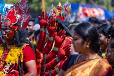 Kulashekharapatnam, Tamilnadu, Hindistan - 12 Ekim 2024: Kulasai, Hint Hindu ressam portresi ve kulasai dasara festivalinin ayinlerini gerçekleştirmek için bir tarikat karakteri gibi giyinmiş.