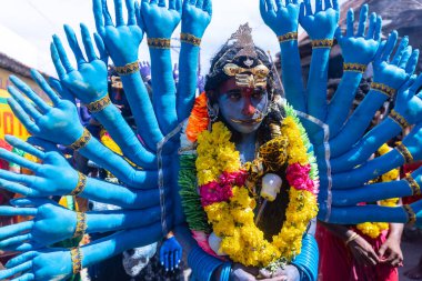 Kulashekharapatnam, Tamilnadu, Hindistan - 12 Ekim 2024: Kulasai, Hint Hindu ressam portresi ve kulasai dasara festivalinin ayinlerini gerçekleştirmek için bir tarikat karakteri gibi giyinmiş.