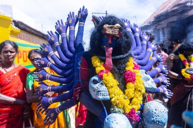 Kulashekharapatnam, Tamilnadu, Hindistan - 12 Ekim 2024: Kulasai, Hint Hindu ressam portresi ve kulasai dasara festivalinin ayinlerini gerçekleştirmek için bir tarikat karakteri gibi giyinmiş.