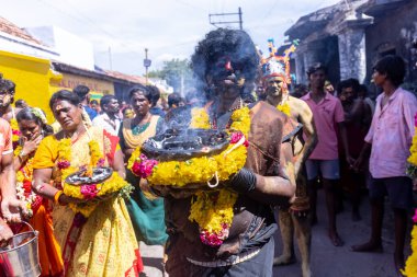 Kulashekharapatnam, Tamilnadu, Hindistan - 12 Ekim 2024: Kulasai, Hint Hindu ressam portresi ve kulasai dasara festivalinin ayinlerini gerçekleştirmek için bir tarikat karakteri gibi giyinmiş.