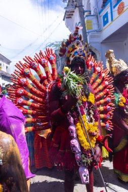 Kulashekharapatnam, Tamilnadu, Hindistan - 12 Ekim 2024: Kulasai, Hint Hindu ressam portresi ve kulasai dasara festivalinin ayinlerini gerçekleştirmek için bir tarikat karakteri gibi giyinmiş.