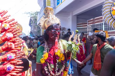 Kulashekharapatnam, Tamilnadu, Hindistan - 12 Ekim 2024: Kulasai, Hint Hindu ressam portresi ve kulasai dasara festivalinin ayinlerini gerçekleştirmek için bir tarikat karakteri gibi giyinmiş.