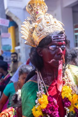 Kulashekharapatnam, Tamilnadu, Hindistan - 12 Ekim 2024: Kulasai, Hint Hindu ressam portresi ve kulasai dasara festivalinin ayinlerini gerçekleştirmek için bir tarikat karakteri gibi giyinmiş.