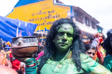 Kulashekharapatnam, Tamilnadu, Hindistan - 12 Ekim 2024: Kulasai, Hint Hindu ressam portresi ve kulasai dasara festivalinin ayinlerini gerçekleştirmek için bir tarikat karakteri gibi giyinmiş.