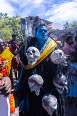 Kulashekharapatnam, Tamilnadu, Hindistan - 12 Ekim 2024: Kulasai, Hint Hindu ressam portresi ve kulasai dasara festivalinin ayinlerini gerçekleştirmek için bir tarikat karakteri gibi giyinmiş.