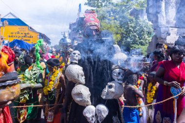 Kulashekharapatnam, Tamilnadu, Hindistan - 12 Ekim 2024: Kulasai, Hint Hindu ressam portresi ve kulasai dasara festivalinin ayinlerini gerçekleştirmek için bir tarikat karakteri gibi giyinmiş.