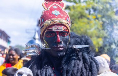 Kulashekharapatnam, Tamilnadu, Hindistan - 12 Ekim 2024: Kulasai, Hint Hindu ressam portresi ve kulasai dasara festivalinin ayinlerini gerçekleştirmek için bir tarikat karakteri gibi giyinmiş.