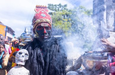 Kulashekharapatnam, Tamilnadu, Hindistan - 12 Ekim 2024: Kulasai, Hint Hindu ressam portresi ve kulasai dasara festivalinin ayinlerini gerçekleştirmek için bir tarikat karakteri gibi giyinmiş.