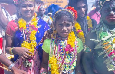 Kulashekharapatnam, Tamilnadu, Hindistan - 12 Ekim 2024: Kulasai, Hint Hindu ressam portresi ve kulasai dasara festivalinin ayinlerini gerçekleştirmek için bir tarikat karakteri gibi giyinmiş.