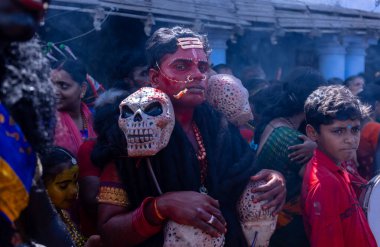 Kulashekharapatnam, Tamilnadu, Hindistan - 12 Ekim 2024: Kulasai, Hint Hindu ressam portresi ve kulasai dasara festivalinin ayinlerini gerçekleştirmek için bir tarikat karakteri gibi giyinmiş.