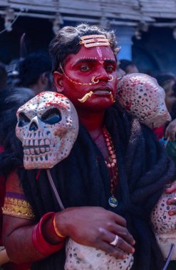 Kulashekharapatnam, Tamilnadu, Hindistan - 12 Ekim 2024: Kulasai, Hint Hindu ressam portresi ve kulasai dasara festivalinin ayinlerini gerçekleştirmek için bir tarikat karakteri gibi giyinmiş.