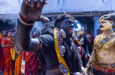 Kulashekharapatnam, Tamilnadu, Hindistan - 12 Ekim 2024: Kulasai, Hint Hindu ressam portresi ve kulasai dasara festivalinin ayinlerini gerçekleştirmek için bir tarikat karakteri gibi giyinmiş.