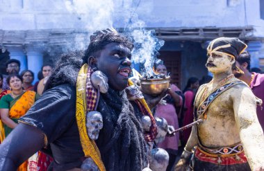 Kulashekharapatnam, Tamilnadu, Hindistan - 12 Ekim 2024: Kulasai, Hint Hindu ressam portresi ve kulasai dasara festivalinin ayinlerini gerçekleştirmek için bir tarikat karakteri gibi giyinmiş.