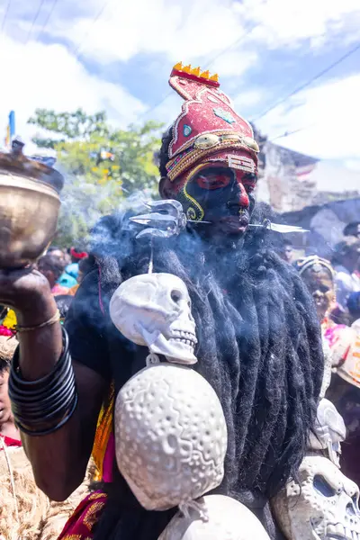 Kulashekharapatnam, Tamilnadu, Hindistan - 12 Ekim 2024: Kulasai, Hint Hindu ressam portresi ve kulasai dasara festivalinin ayinlerini gerçekleştirmek için bir tarikat karakteri gibi giyinmiş.