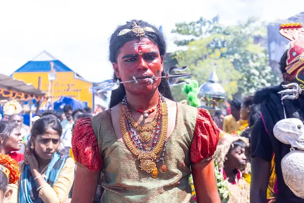 Kulashekharapatnam, Tamilnadu, Hindistan - 12 Ekim 2024: Kulasai, Hint Hindu ressam portresi ve kulasai dasara festivalinin ayinlerini gerçekleştirmek için bir tarikat karakteri gibi giyinmiş.