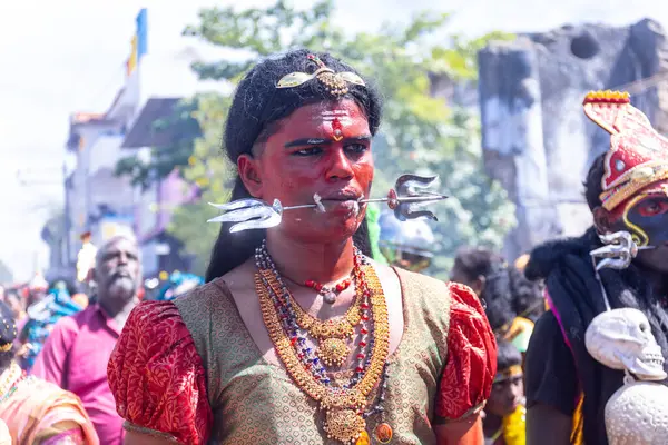 Kulashekharapatnam, Tamilnadu, Hindistan - 12 Ekim 2024: Kulasai, Hint Hindu ressam portresi ve kulasai dasara festivalinin ayinlerini gerçekleştirmek için bir tarikat karakteri gibi giyinmiş.