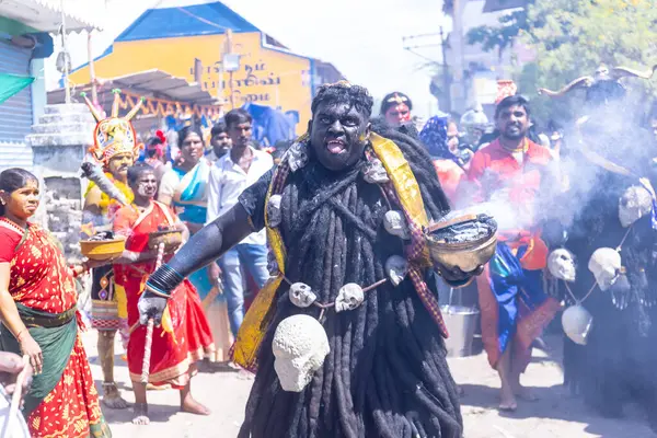 Kulashekharapatnam, Tamilnadu, Hindistan - 12 Ekim 2024: Kulasai, Hint Hindu ressam portresi ve kulasai dasara festivalinin ayinlerini gerçekleştirmek için bir tarikat karakteri gibi giyinmiş.