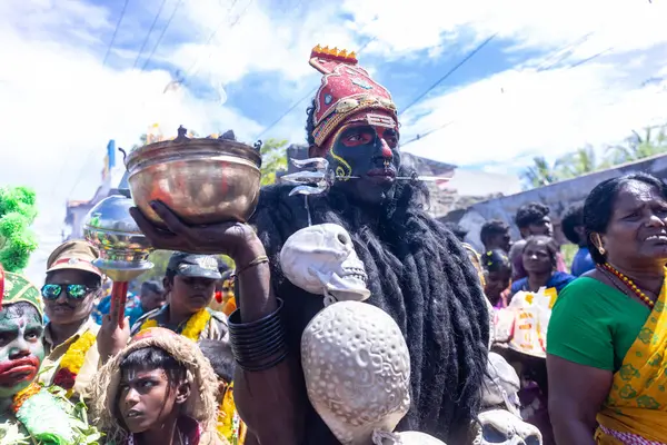 Kulashekharapatnam, Tamilnadu, Hindistan - 12 Ekim 2024: Kulasai, Hint Hindu ressam portresi ve kulasai dasara festivalinin ayinlerini gerçekleştirmek için bir tarikat karakteri gibi giyinmiş.