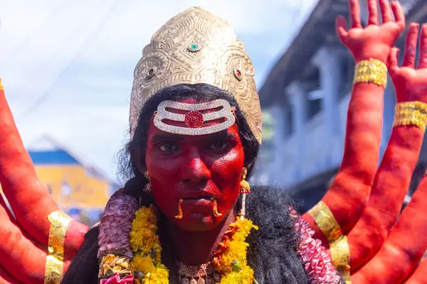 Kulashekharapatnam, Tamilnadu, Hindistan - 12 Ekim 2024: Kulasai, Hint Hindu ressam portresi ve kulasai dasara festivalinin ayinlerini gerçekleştirmek için bir tarikat karakteri gibi giyinmiş.