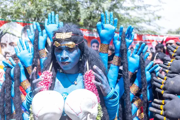 Kulashekharapatnam, Tamilnadu, Hindistan - 12 Ekim 2024: Kulasai, Hint Hindu ressam portresi ve kulasai dasara festivalinin ayinlerini gerçekleştirmek için bir tarikat karakteri gibi giyinmiş.