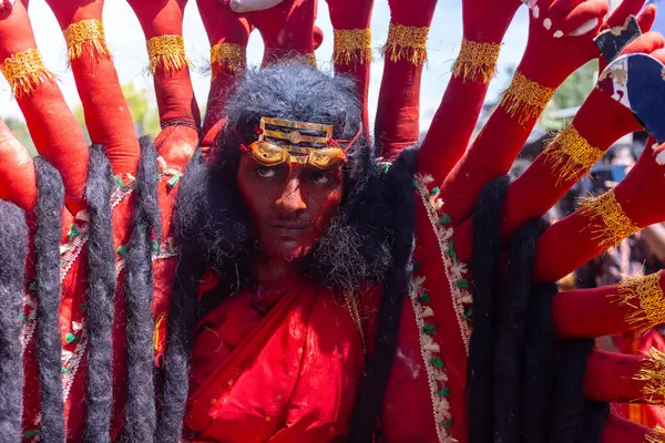 Kulashekharapatnam, Tamilnadu, Hindistan - 12 Ekim 2024: Kulasai, Hint Hindu ressam portresi ve kulasai dasara festivalinin ayinlerini gerçekleştirmek için bir tarikat karakteri gibi giyinmiş.