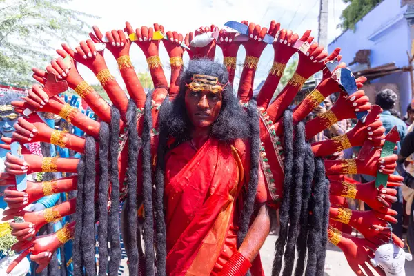 Kulashekharapatnam, Tamilnadu, Hindistan - 12 Ekim 2024: Kulasai, Hint Hindu ressam portresi ve kulasai dasara festivalinin ayinlerini gerçekleştirmek için bir tarikat karakteri gibi giyinmiş.