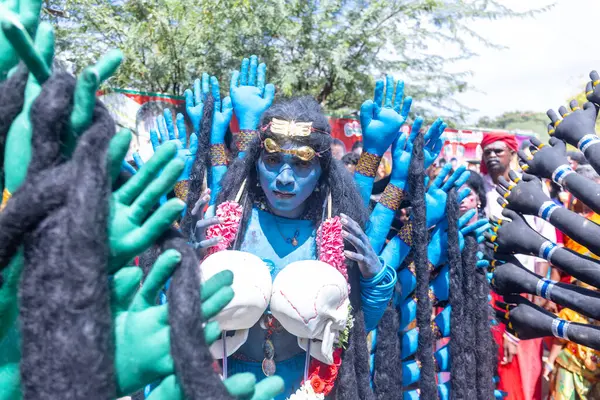 Kulashekharapatnam, Tamilnadu, Hindistan - 12 Ekim 2024: Kulasai, Hint Hindu ressam portresi ve kulasai dasara festivalinin ayinlerini gerçekleştirmek için bir tarikat karakteri gibi giyinmiş.