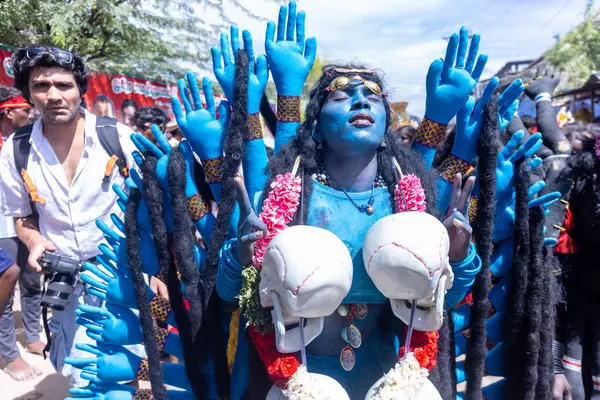 Kulashekharapatnam, Tamilnadu, Hindistan - 12 Ekim 2024: Kulasai, Hint Hindu ressam portresi ve kulasai dasara festivalinin ayinlerini gerçekleştirmek için bir tarikat karakteri gibi giyinmiş.