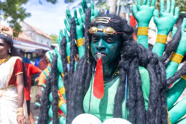 Kulashekharapatnam, Tamilnadu, Hindistan - 12 Ekim 2024: Kulasai, Hint Hindu ressam portresi ve kulasai dasara festivalinin ayinlerini gerçekleştirmek için bir tarikat karakteri gibi giyinmiş.