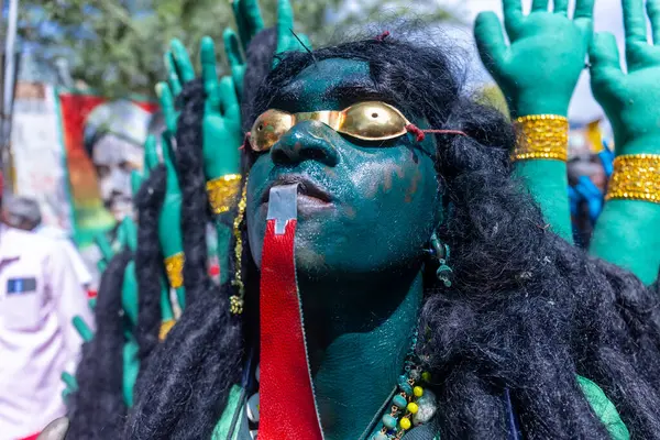 Kulashekharapatnam, Tamilnadu, Hindistan - 12 Ekim 2024: Kulasai, Hint Hindu ressam portresi ve kulasai dasara festivalinin ayinlerini gerçekleştirmek için bir tarikat karakteri gibi giyinmiş.