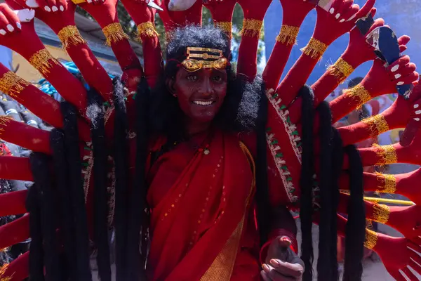 Kulashekharapatnam, Tamilnadu, Hindistan - 12 Ekim 2024: Kulasai, Hint Hindu ressam portresi ve kulasai dasara festivalinin ayinlerini gerçekleştirmek için bir tarikat karakteri gibi giyinmiş.