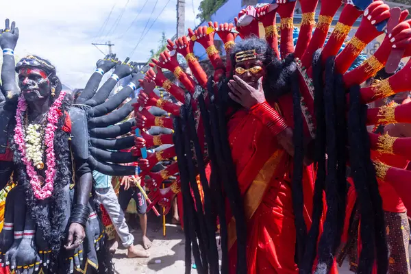 Kulashekharapatnam, Tamilnadu, Hindistan - 12 Ekim 2024: Kulasai, Hint Hindu ressam portresi ve kulasai dasara festivalinin ayinlerini gerçekleştirmek için bir tarikat karakteri gibi giyinmiş.