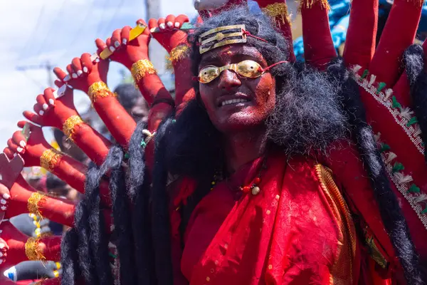 Kulashekharapatnam, Tamilnadu, Hindistan - 12 Ekim 2024: Kulasai, Hint Hindu ressam portresi ve kulasai dasara festivalinin ayinlerini gerçekleştirmek için bir tarikat karakteri gibi giyinmiş.