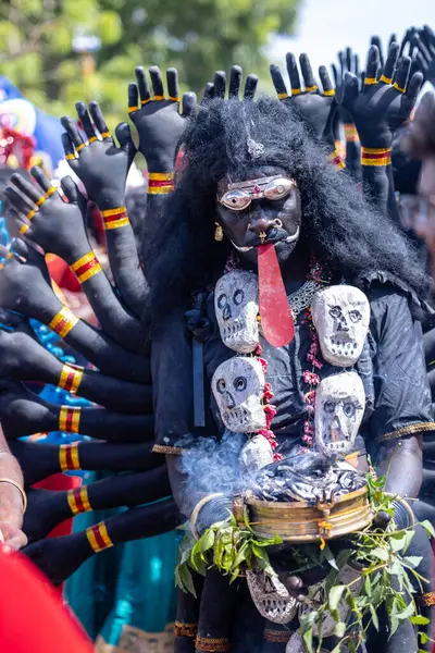 Kulashekharapatnam, Tamilnadu, Hindistan - 12 Ekim 2024: Kulasai, Hint Hindu ressam portresi ve kulasai dasara festivalinin ayinlerini gerçekleştirmek için bir tarikat karakteri gibi giyinmiş.